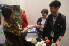 Tanoto Foundation scholarship and leadership division head Aryanti Savitri (left) observes the research project of student researchers from the Bogor Agricultural University (IPB) during the 2019 Tanoto Student Research Award media briefing in Jakarta on Nov. 27, 2019. The Tanoto Foundation has supported 582 applied research projects as of February.
