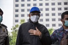 South Sulawesi Governor Nurdin Abdullah (center) arrives at the Corruption Eradication Commission (KPK) office in Jakarta on Saturday. Graft busters arrested Nurdin and five others in relation to a corruption case in South Sulawesi.