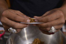 Customers can ask shopkeepers to help them roll a "tingwe" cigarette.