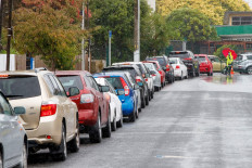 Motorists wait for a COVID-19 coronavirus test at Papatoetoe High School after a pupil tested positive and the city enters a level 3 lockdown in Auckland on February 15, 2021. 