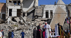  Pope Francis visits Iraqi Christians who suffered under ISIS