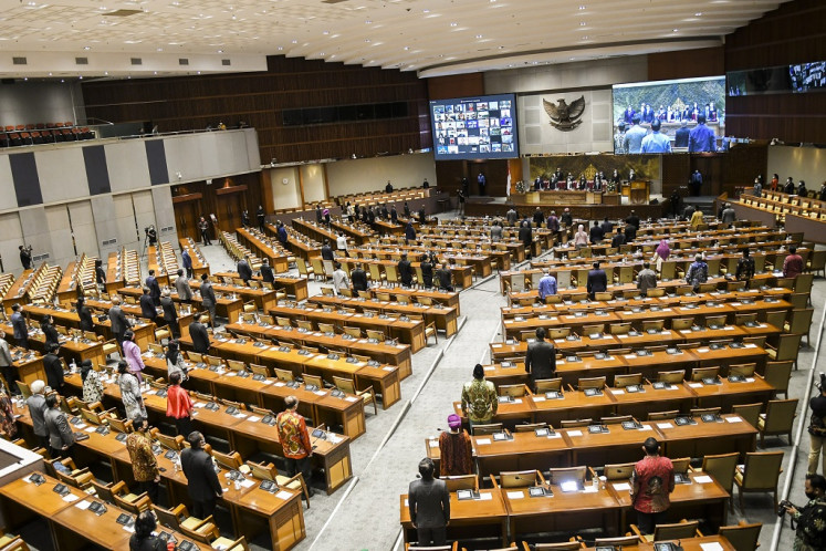 Lawmakers attend a House of Representatives plenary session in Senayan, Jakarta, on March 8, 2021. ANTARA FOTO/Galih Pradipta/hp.