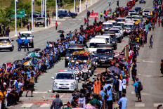 People seen lined up as police escorts the hearse carring the coffin of Papua New Guinea's first prime minister Michael Somare during his funeral ceremony at Parliament House in Port Moresby on March 11, 2021.
