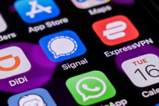 This photo illustration shows the encrypted messaging app Signal (center) pictured on a smartphone home screen in Beijing on March 16, 2021. 