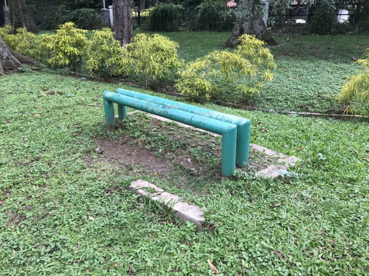 A bench made from a pair of steel pipes without seat panels does not offer visitors a comfortable place to rest at a public park in Bandung. Designs like this are called “hostile architecture” or “defensive urban design”.