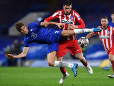 Chelsea's Spanish defender Marcos Alonso (L) vies with Atletico Madrid's Uruguayan defender Jose Gimenez during the UEFA Champions League round of 16 second leg football match between Chelsea and Atletico Madrid at Stamford Bridge in London on March 17.