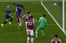 Arsenal's French striker Alexandre Lacazette (2L) scores his team's third goal during the English Premier League football match between West Ham United and Arsenal at The London Stadium, in east London on March 21.