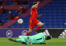James strikes late as Wales sink Czechs
