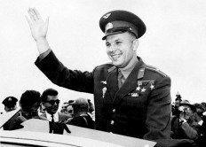  In this file photo taken on July 11, 1961 first cosmonaut in history Yuri Gagarin salutes the crowd upon his arrival in London during an official visit in England. Sixty years ago Monday Soviet cosmonaut Yuri Gagarin became the first person in space, securing victory for Moscow in its race with Washington and marking a new chapter in the history of space exploration. (AFP/AFP).
Usage: 0