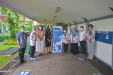 The head of the Jakarta Education Agency&rsquo;s Central Jakarta Education Division II, Uripasih (second left), and her team pose for a group photo with JIS head of facilities Dimas Aditya (left), JIS deputy head of school Maya Rangkuti N. (third left), JIS Indonesian educational program manager Dina Sekar Vusparatih (fourth left), and JIS chief financial and operations officer Sinta Sirait (right) during a visit to the JIS campus in Cilandak, South Jakarta..