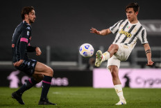 Napoli eye chance of a lifetime as title tussle heads towards climax