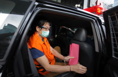 Coal mining company Borneo Lumbung Energi owner Samin Tan sits in a car after an interrogation session at the commission's headquarters in Jakarta on April 6, 2021. The KPK has detained Samin, who was a fugitive for one year, for allegedly bribing former lawmaker Eni Maulani Saragih pertaining to the construction of the Riau-1 coal-fired power plant.