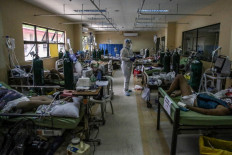 'Full capacity everywhere': Manila hospitals struggle as virus surges 