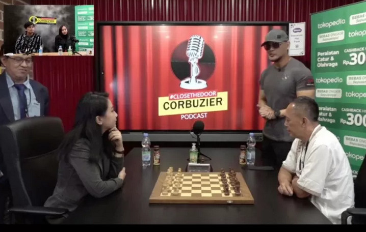 Irene squaring off against 'Dewa Kipas' on entertainer Deddy Corbuzier's YouTube channel.