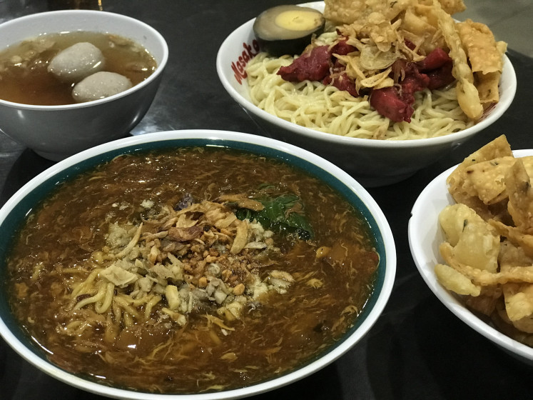 Warung Lomie’s signature dishes, lomie and bakmi Medan, remains customers'  favorite.
