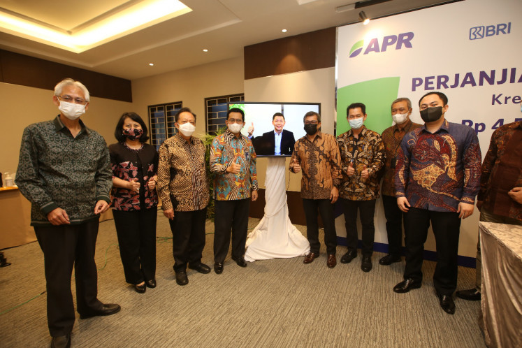 Anderson Tanoto, Managing Director of RGE Group (center), poses with representatives from banks and APR Director Basrie Kamba after signing the loan syndication.

