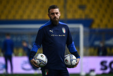 Italy's assistant coach Daniele De Rossi supervises warm up prior to the FIFA World Cup Qatar 2022 Group C qualification football match between Italy and Northern Ireland on March 25, 2021 at the Ennio-Tardini stadium in Parma.