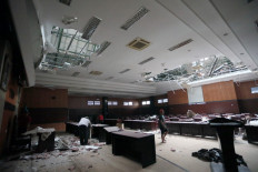 Workers clear debris from the hall of a local parliament building in Blitar, East Java, on April 10, 2021, after a 6.0 magnitude earthquake struck off the coast of Indonesia's Java island.
M. ULIN NUHA / AFP