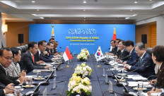 President Joko 'Jokowi' Widodo (third left) meets with South Korean President Moon Jae-In (second right) during a bilateral meeting in Busan, South Korea, on Nov. 25, 2019. During the meeting, Moon expressed appreciation for Indonesia's role on cooperation in the Indo-Pacific region.