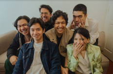 Lomba Sihir is a supergroup formed of six  indie musicians (clockwise from left): Wisnu Ikhsantama, Rayhan Noor, Enrico Octaviano, Natasha Udu, Tristan Juliano and Baskara Putra (center), who also has a solo career under the stage name "Hindia".