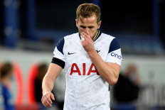 Tottenham Hotspur's English striker Harry Kane leaves the pitch injured during the English Premier League football match between Everton and Tottenham Hotspur at Goodison Park in Liverpool, north west England on April 16, 2021.