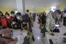 Passengers of a ship from Dumai, Riau, line up to get their travel documents checked at the arrival terminal of Sekupang Port, Batam, Riau Islands on April 21. A "mudik" (exodus) ban on this year's Idul Fitri holiday forces some people to go on an early homecoming trip for the Islamic holiday, slated for May 12 or 13. 