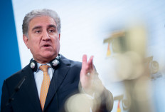 Pakistan's Foreign Minister Makhdoom Shah Mahmood Qureshi gives a joint press conference with his German counterpart on April 12, 2021 at the Foreign Office in Berlin.

