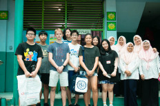 JIS Plugged-In Club poses for a photograph with JIS service partner in Jakarta before the health crisis. 