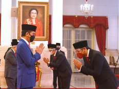 President Joko 'Jokowi' Widodo (left) congratulates newly inaugurated Education, Culture, Research and Technology Minister Nadiem Makarim (right) and Investment Minister/Investment Coordinating Board (BKPM) head Bahlil Lahadalia (center) after their
inauguration ceremony at the State Palace in Jakarta on Wednesday. The President also inaugurated Laksana Tri Handoko as head of the
National Research and Innovation Agency (BRIN).