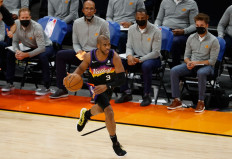 Chris Paul #3 of the Phoenix Suns moves the ball up court during the second half of the NBA game against the LA Clippers at Phoenix Suns Arena on April 28, 2021 in Phoenix, Arizona. The Suns defeated the Clippers 109-101. 