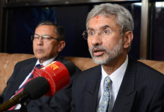 Indian Foreign Secretary Subrahmanyan Jaishankar (right) addresses media representatives during a press conference in Tribhuvan International Airport in Kathamndu on April 3, 2015. Jaishankar is on an official visit to Nepal. 