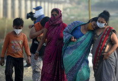 Relatives mourn during the cremation of their loved one who died due to the COVID-19 coronavirus at a cremation ground in Allahabad on May 4, 2021.