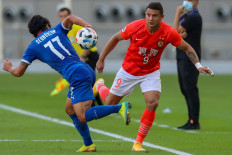Guangzhou's forward Elkeson (right) vies for the ball with Suwon's midfielder Ko Seung-Beom during the AFC Champions League group G football match between Korea's Suwon Samsung Bluewings and China's Guangzhou Evergrande on November 22, 2020, at the Khalifa International Stadium in the Qatari capital Doha. 