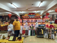 Javanese craftsman smooths way to heaven through intricate 'kim zua' offerings