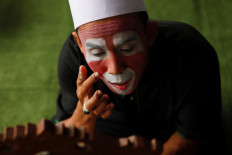 Indonesian teacher dons clown costume to inspire children to learn the Koran