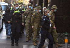 Police and defence personnel attend an orientation session outside a Covid-19 quarantine hotel in Melbourne on May 14, 2021. 