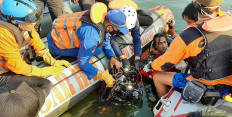 This handout photo taken on May 16, 2021 and released by National Search and Rescue Agency (BASARNAS) shows rescuers searching for victims after a boat carrying 20 holiday-makers capsized on May 15 at a reservoir in Boyolali, Central Java. 