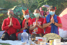 Migrant workers in Hong Kong grouped under the Indonesian Migrant Workers Network (JBMI) celebrate Eid together on May 16, 2021. 