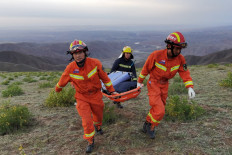This photo taken on May 22, 2021 shows rescuers carrying equipment as they search for runners who were competing in a 100-kilometre cross-country mountain race when extreme weather hit the area, leaving at least 20 dead, near the city of Baiyin in China's northwestern Gansu province. 