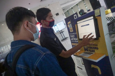 Helping hand: A registration officer at the Menteng Dua tax office in Jakarta helps a taxpayer on March 3, 2021.