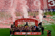 Atletico Madrid´s players celebrate with the trophy at the Wanda Metropolitano stadium in Madrid on May 23, 2021 after winning the Spanish Liga Championship title. Atletico Madrid were crowned La Liga champions for the first time since 2014 at the end of a draining season shaped by the Covid-19 pandemic.
