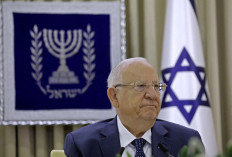 Israeli President Reuven Rivlin attends a consultation meeting with representatives of parties elected to parliament (Knesset) at his residence in Jerusalem on April 5, 2021, to hear who they would recommend as prime minister. 