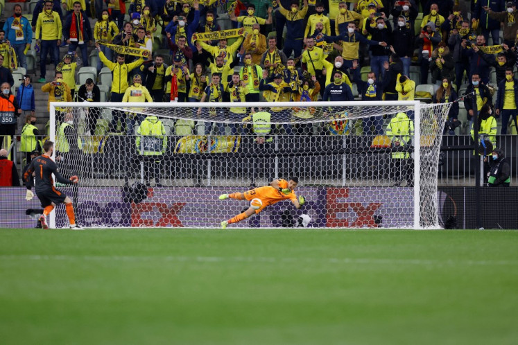 Villarreal's Argentine goalkeeper Geronimo Rulli (R) deflects a shot by Manchester United's Spanish goalkeeper David de Gea (L) in the penalty shootout during the UEFA Europa League final football match between Villarreal CF and Manchester United at the Gdansk Stadium in Gdansk on May 26, 2021.