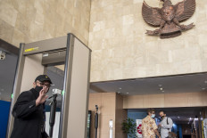 Corruption Eradication Commission (KPK) senior investigator Novel Baswedan waves as he enters the antigraft body's Jakarta headquarters on May 17, 2021. Novel is representing 75 KPK employees who have alleged KPK supervisory board member Indriyanto Seno Adji of committing ethical violations for his involvement in the commission’s operations.