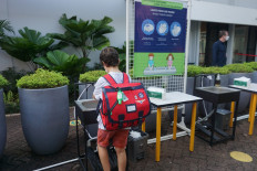 A student washes his hands prior to entering the campus in Lycée Français de Jakarta in Cipete, South Jakarta, on Friday, May 28, 2021. Lycée Français de Jakarta was one of the first schools in the capital that has been approved to pilot in-class learning in April, after undergoing a thorough screening process from the Jakarta Education Agency since October last year.