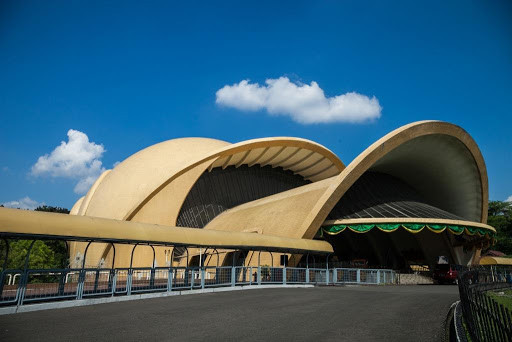 Huge Dome: Teater IMAX pertama di Indonesia adalah Teater Keong Mas di Taman Mini Indonesia Indah (TMII). 