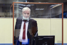 This handout picture released by UN- IRMCT (International Residual Mechanism for Criminal Tribunals) shows Bosnian Serb ex-general Ratko Mladic (C), who has been sentenced to life imprisonment, arrives before the international UN tribunal in The Hague where he is appealing his conviction, on August 25, 2020. International judges will give their verdict on June 8, 2021 on an appeal by former Bosnian Serb military chief Ratko Mladic against his genocide conviction over the 1995 Srebrenica massacre, a UN court said on June 4, 2021.
Mladic was sentenced to life in prison in 2017 for overseeing the massacre of some 8,000 Muslim men and boys, and for war crimes and crimes against humanity in general during the 1992-95 Bosnian war.
