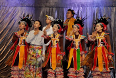 Malang teens find haven from loneliness and abuse in theatre group