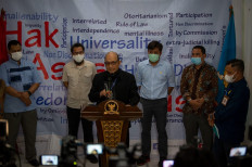 Corruption Eradication Commission (KPK) investigator Novel Baswedan (third from left) and other KPK employees who failed a controversial civic knowledge test speak to the media after a hearing with the National Commission on Human Rights (Komnas HAM) on June 8.
