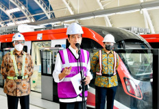 President Joko Widodo (center) speaks to the press on Wednesday at the Greater Jakarta LRT Taman Mini Indonesia Indah (TMII) Station in East Jakarta. The President was inspecting progress on the mass transit development project, which he said was 84.7 percent complete and would open next year in June, instead of July as originally scheduled.